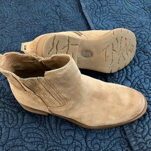 Pull-on Ankle Boots by Sofft